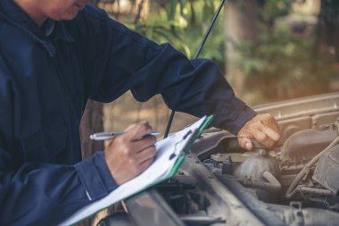 Otomotiv merkezindeki tamirci oto tamirhanesinde. Teknisyen atölyesi motor tamir araçları makine mühendisliği işi. Otomobil tamircisi eller araba tamir teknisyeni