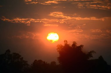 Manzarası dramatik güzel gün batımı gökyüzü. Doğal Günbatımı Karanlık Diyar 'ın gölgesinde. Kırsal kesimde gün batımında, şafakta, gün doğumunda canlı, dramatik bir gökyüzü. Gün batımında manzara Renkli Gökyüzü