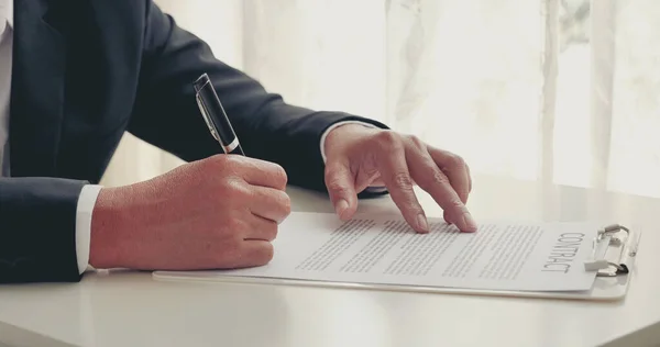 Asian Business Man Using Pen Signing New Contract Starting Projects — Stock Photo, Image