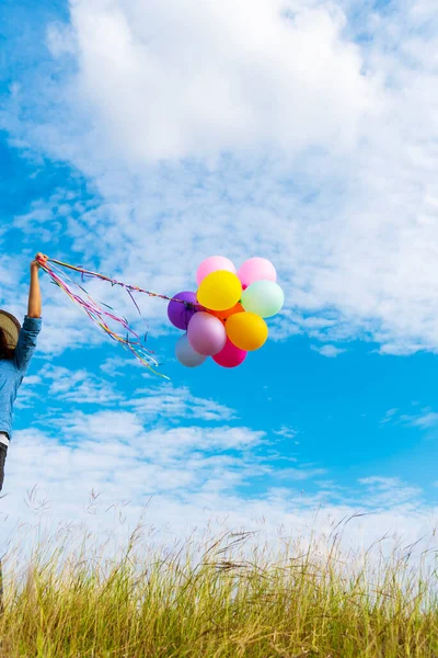 Mujer Sosteniendo Globos Corriendo Prado Verde Nube Blanca Cielo Azul —  Fotos de Stock