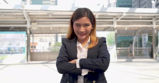Portrait Happy Business Woman Arms Crossed Smiling Look Camera Modern — Wideo stockowe