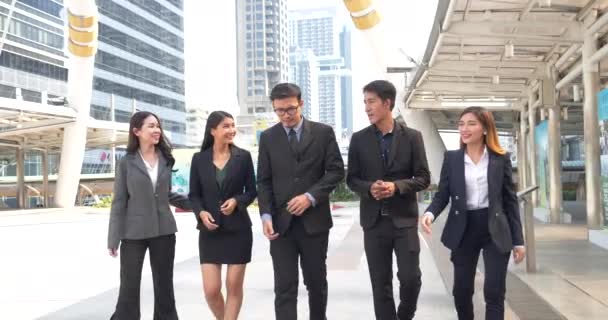 Group Business People Asian Team Partners Walking City Happy Together — Stock video