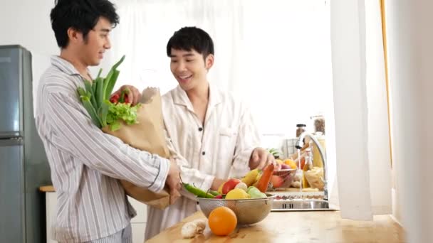 Ευτυχισμένο Ασιατικό Ομοφυλόφιλο Ζευγάρι Ομοφυλόφιλων Μαγείρεμα Μαζί Στην Κουζίνα Προετοιμάσει — Αρχείο Βίντεο