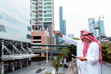 Arap takımı dijital tablet uae sendika elemanlarını tutuyor. Akıllı tablet kullanan dijital pazarlama Arap grubu modern Müslüman BAE şehrini tartışıyor. Girişimci Asyalı insanlar toplantı takımlarına gülümsüyor.