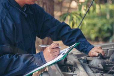 Otomotiv merkezindeki tamirci oto tamirhanesinde. Teknisyen atölyesi motor tamir araçları makine mühendisliği işi. Otomobil tamircisi eller araba tamir teknisyeni