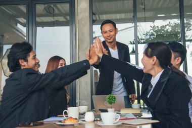 Çoklu Etnik Takım Çalışması Dostluk Grubu birlikte beyin fırtınası yapıyor. İş adamları dayanışma için el ele tutuşuyor. Çeşitlilik, iş ortağı takım çalışması. Ebeleme ekibinin gücünü bir arada tutan takım çalışması.