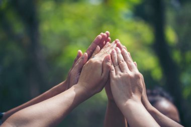 Çeşitli etnik çeşitlilikte beş iş adamı grubu başarı takımı el ele veriyor. Gönüllü dostluk elleri görev ortağı olsun. Takım çalışması beşliği.