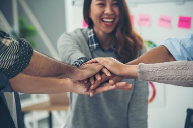 Farklılık, iş ortağı takım çalışmasıydı. Ebeleme takımının gücünü el ele tutuştular. Çoklu Etnik Takım Çalışması Dostluk Grubu birlikte beyin fırtınası yapıyor. İş adamları el ele tutuşuyor.