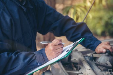 Otomotiv merkezindeki tamirci oto tamirhanesinde. Teknisyen atölyesi motor tamir araçları makine mühendisliği işi. Otomobil tamircisi eller araba tamir teknisyeni