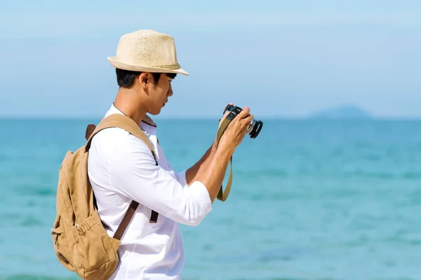 Man Traveler Using Digital Camera Summer Beach Blue Sky Take — Zdjęcie stockowe