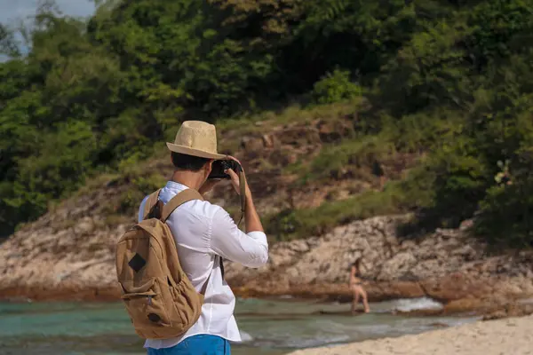 Man Traveler Using Digital Camera Summer Beach Blue Sky Take — стокове фото