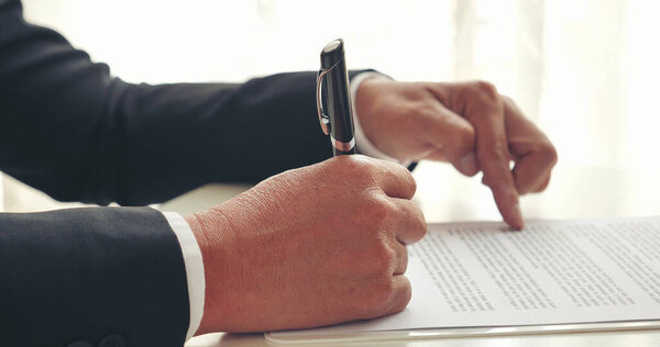 Бизнесмен ручной работы с помощью ручки подписания нового контракта на запуск проектов в конференц-зале. Закрыть бизнес-менеджер человек руки подписать договор юридический документ в зале заседаний. Концепция бизнес-соглашения