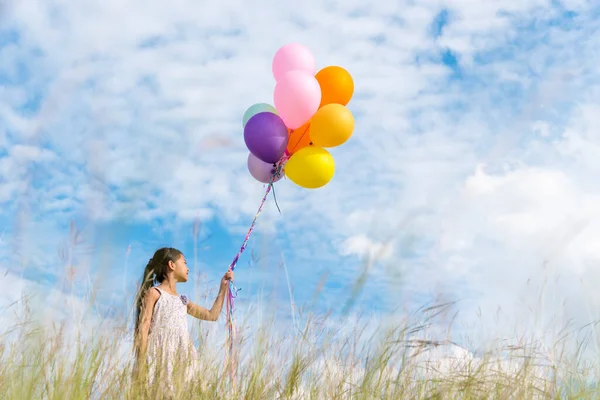 Vrolijk Schattig Meisje Houden Ballonnen Lopen Groene Weide Witte Wolk — Stockfoto