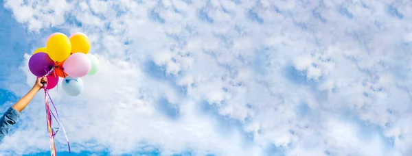 Banner Menina Bonito Alegre Segurando Balões Correndo Verde Prado Nuvem — Fotografia de Stock