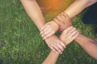 Top View Four, çok ırklı çok ırklı ortak takımını bir arada tutuyor. Dört çok ırklı insandan oluşan ekip çalışması grupları el ele tutuşsun. Görünüşte farklılık insanlar el ele ortak takım güven ekibine katılırlar