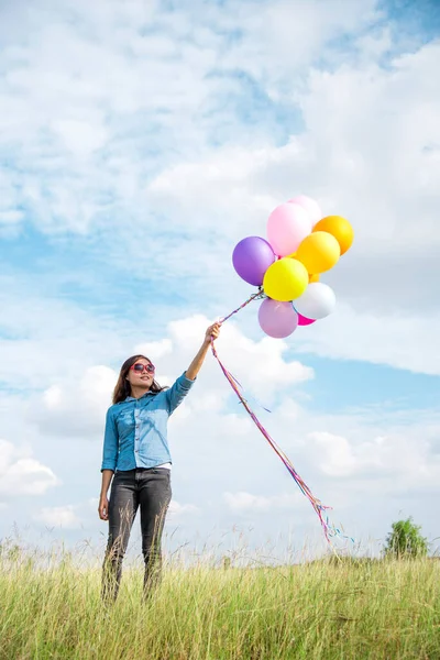 Mujer Sosteniendo Globos Corriendo Prado Verde Nube Blanca Cielo Azul —  Fotos de Stock