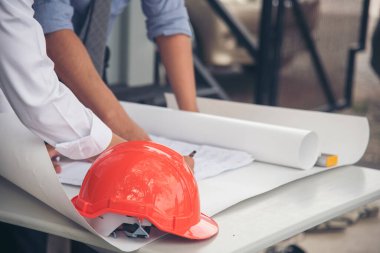 İnşaat mühendisi takımları el sıkışırken inşaat alanında kask takıyor. Foreman Endüstri Projesi Mühendis ekip çalışması. İki Asyalı mühendis takımı el sıkışıyor.