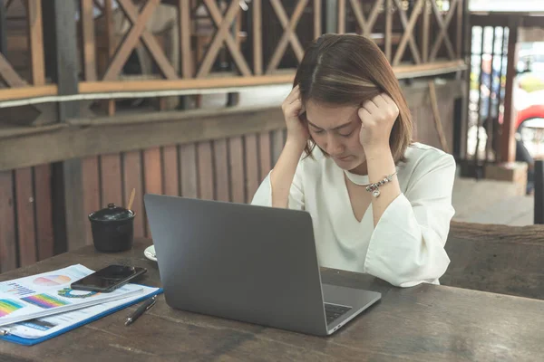 Stress Mulheres Asiáticas Dor Cabeça Têm Enxaqueca Sentindo Templos Stressfull — Fotografia de Stock