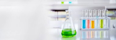 Banner Science kimya cam tüpleri laboratuvar arka planında nesne. Geniş Sıvı Tüpü Biyoloji Laboratuvarı Kimyasal Sıvı Bilim Adamı Tıbbi Cam Tüpler. Kopya Boşluğu ile Kimya Bilimsel Arkaplanı