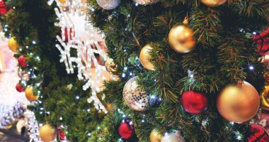 Renkli, pırıl pırıl mücevherler Noel ağacını süsleyen bir balo Noel ağacı yeni yıl festivali kutlamaları. Kırmızı, altın, gümüş top Noel ağacında. Mutlu Noeller. Mutlu yıllar.