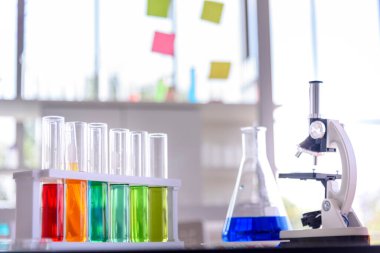 Laboratuvar arka planında bilim kimyası cam tüpleri var. Sıvı tüp biyoloji laboratuvarı kimyasal sıvı bilim adamı deney tüpleri tıbbi cam eşyalar. Kimya Bilimsel İlaç geçmişi