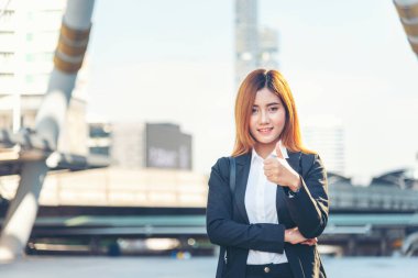 Kadının el tatmin işini olumlu, mutlu, iyiye işaretle destekliyor. Kapalı kapılar ardında çalışan iş kadını olumlu fikirleri olan iyi iş kadınlarına veriyor. Kadın Hareketi tabelası başarılı yöneticinin gülümseyen yüzünü gösteriyor