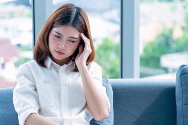 Asyalı kadınların baş ağrısının, şakaklarına dokunan migreni vardır. Stres bunalımı geçirir. Baş ağrısı çeken bitkin kız uyuyamıyor. Ofis sendromu olan sağlıksız biri..