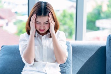 Asyalı kadınların baş ağrısı migren yapar. Tapınaklar stres yapar. Bunalıma girer. Güçlü baş ağrısı. Migren. Yorgun genç kız. Ofis sendromlu sağlıksız gerilim insanı. Kadın baş ağrısı kavramı