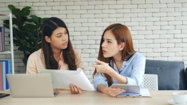 Asya Takım Çalışması Ekibi, konferans odasında birlikte çalışan iş adamlarıyla iletişim kurma konsepti. Çeşitlilik Ortaklığı Toplantısı İş Adamı ve Ekibi için Beyin Fırtınası