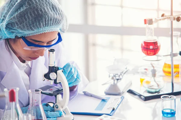 Asian Woman Scientist Hand Write Note Research Medical Lab Look — Fotografia de Stock