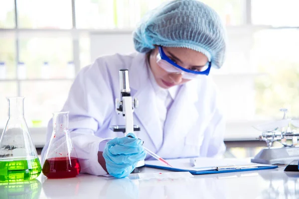 Asian Woman Scientist Hand Write Note Research Medical Lab Look — Fotografia de Stock