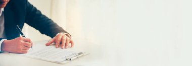 Banner Asyalı iş adamı konferans odasında yeni sözleşme imzalamak için kalem kullanıyor. Panorama Müdürü iş adamı toplantı için sözleşme imzaladı. Kopya alanı ile iş anlaşması kavramları