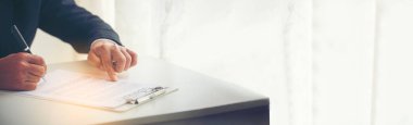 Banner Asyalı iş adamı konferans odasında yeni sözleşme imzalamak için kalem kullanıyor. Panorama Müdürü iş adamı toplantı için sözleşme imzaladı. Kopya alanı ile iş anlaşması kavramları