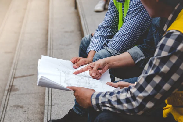 Team Ingegneri Civili Incontrano Lavorando Insieme Indossano Caschi Operaio Hardhat — Foto Stock