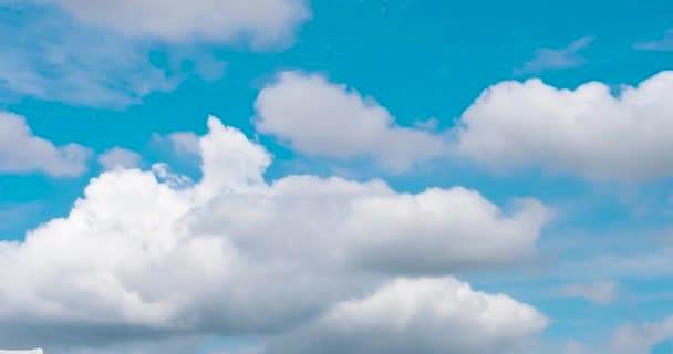 Čas Vypršel Modrá Obloha Nadýchané Bílé Mraky Letní Sezóně Jasné — Stock video