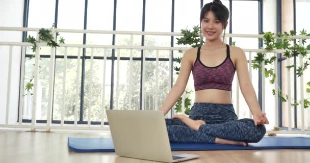 Asana Yoga Красивая Женщина Улыбаясь Спортивной Одежде Сидя Циновке Yoga — стоковое видео