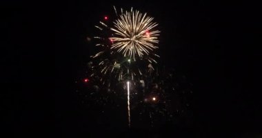 Renkli canlı Havai fişekler yeni yıl dönümünü kutluyor. 2023, 4 Temmuz bayram festivali. Ulusal bayramı kutlamak için gece vakti renkli havai fişekler. Geri sayım Yeni Yıl 2023 Parti Zamanı