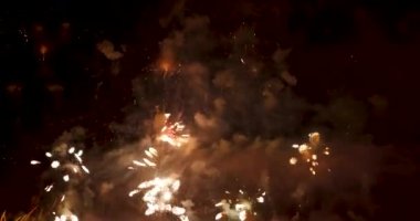 Renkli canlı Havai fişekler yeni yıl dönümünü kutluyor. 2023, 4 Temmuz bayram festivali. Ulusal bayramı kutlamak için gece vakti renkli havai fişekler. Geri sayım Yeni Yıl 2023 Parti Zamanı
