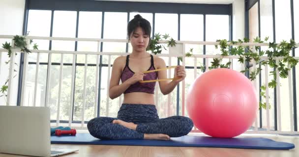Asana Yoga Красивая Женщина Улыбаясь Спортивной Одежде Сидя Циновке Yoga — стоковое видео
