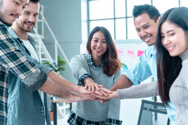 Bir grup çeşitlilik, insanların el ele tutuşmasını sağlıyor. Ebeleme takımının gücü. Birlikte çalışan çok ırklı grup çalışmasıydı. İş adamları el ele tutuşuyor. İş toplantısı