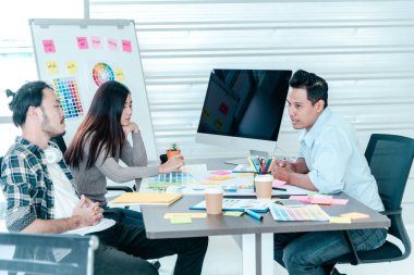 Yaratıcı tasarım ofis merkezi takım çalışması. Mutlu iş ortakları strateji organizasyonu planlıyorlar. Çeşitli ofislerde araştırmacıları bir araya getiriyorlar. Laptop, akıllı telefon şirketi konferans odasını kullanıyorlar.