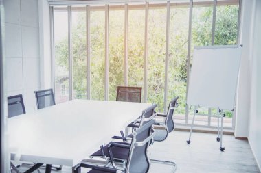 İşletme bürosu, arka plandaki toplantı odasının bokeh eğitim etkinliğini bulanıklaştırdı. Toplantı odasının bulanık ve soyut arka planı. Arka plan bulanık ofis modern lobi dekorasyonu boş oda