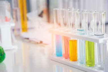 Laboratuvar arka planında bilim kimyası cam tüpleri var. Sıvı tüp biyoloji laboratuvarı kimyasal sıvı bilim adamı deney tüpleri tıbbi cam eşyalar. Kimya Bilimsel İlaç geçmişi