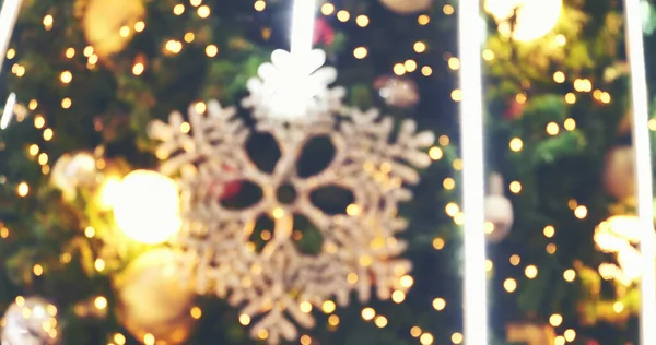 Weiße Schneeflocken Bunte Glitzernde Kugeln Schmücken Den Weihnachtsbaum Urlaub Winter — Stockfoto