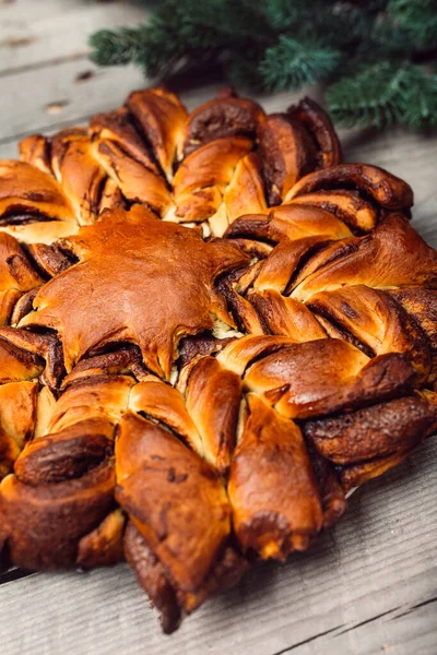 Pane stella di Natale su sfondo di legno. Stile rustico — Foto Stock