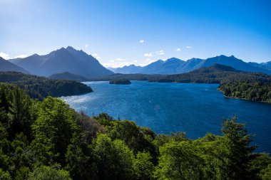 Nahuel Huapi Gölü 'nün üstünden, Bariloche, Arjantin. Dağların güzel manzarası şeffaf su gölü