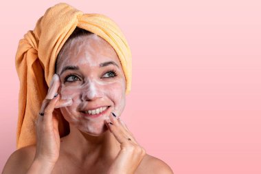 Genç bir kadın kendine zaman ayırıyor. Spa günü. Cilt bakımı. Olgun kadınlar. Önce kırışıklıkları temizle.