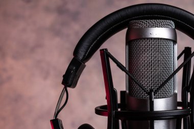 Daha yoğun bir mikrofon. Tripod mikrofon. Podcast için mikrofon. stüdyo mikrofonu