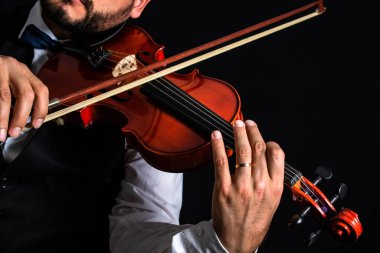 Keman çalan adam. Telli müzik aleti. Klasik müzik aleti. Zarif adam kemanıyla klasik müzik çalıyor.