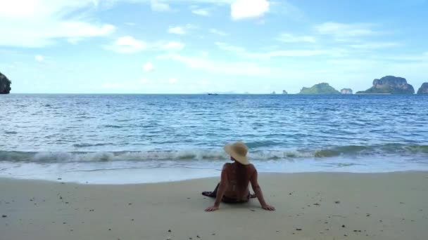 Mujer Joven Sentada Playa Mirando Mar Una Joven Playa Mujer — Vídeos de Stock